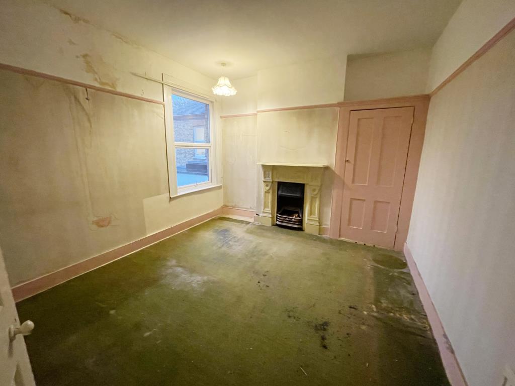 Lot: 50 - VACANT FIRST FLOOR GARDEN FLAT AND GROUND FLOOR GROUND RENT INVESTMENT - inside photo of main bedroom middle of flat